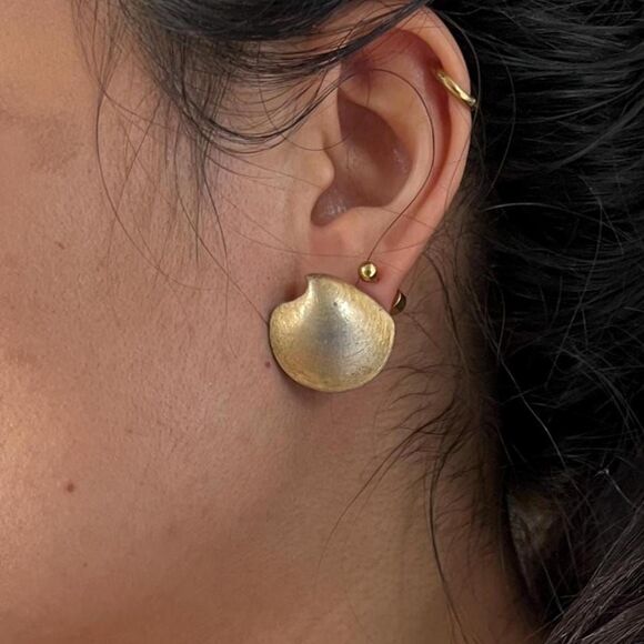 Vintage small gold tone seashell clip on earring signed Trifari - Picture 1 of 4